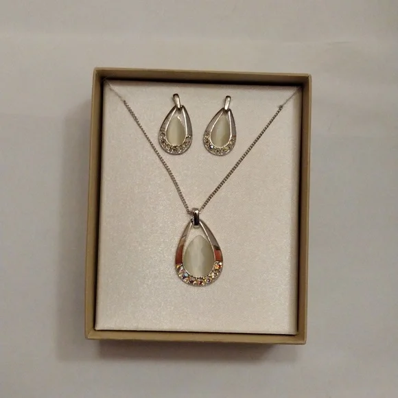 SOLD Beautiful Set of Iridescent Sparkly Silver Crystal Necklace & Earrings! - Picture 2 of 6